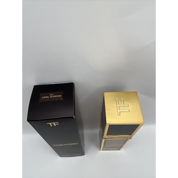 Tom Ford Shade And Illuminate Soft Radiance Foundation Spf50 5.1 Cool Almond New - Picture 2 of 4